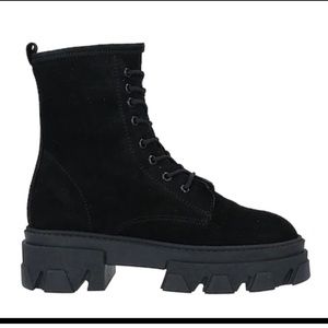 NWT/ Unlace Ankle Boots